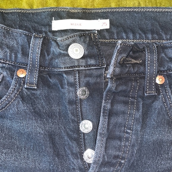 LEVI’S Wedgie Fit Jeans!! - Picture 3 of 7